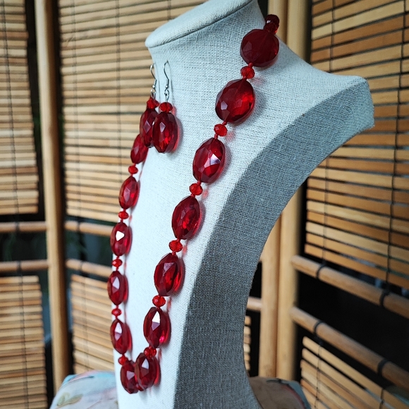 Red Siam Glass Faceted Necklace and Earrings Silver Tone Lifesaver Clasp Heavy - Picture 3 of 12